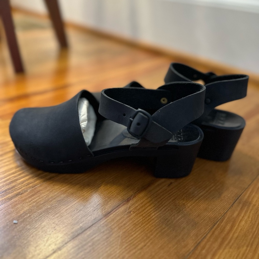 Bryr Black Clogs- Sylvie Closed Toe Monochrome in Black- Size 7- (SS-T1)